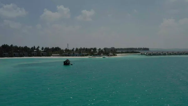 Maldivler adalarındaki bir drondan ateş ediyorlar. Güzel deniz dalgaları, kumsallar, adalardaki inanılmaz deniz ve bitki örtüsü..