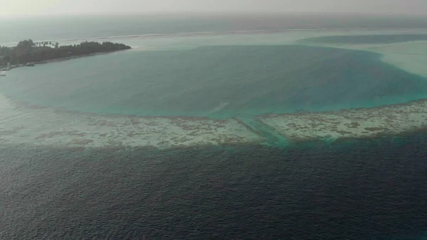 モルディブの島々で海上の無人機からの撮影 美しい海の波 ビーチ 素晴らしい海と島の植生 — ストック写真