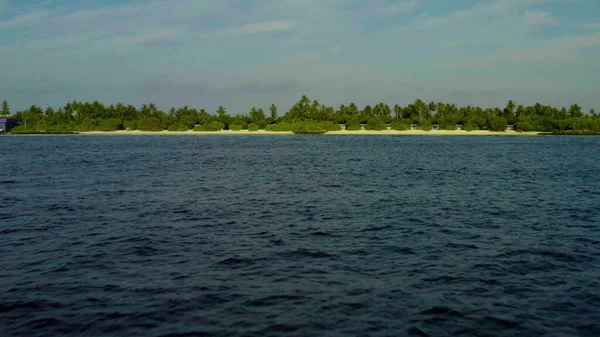 一架无人驾驶飞机在马尔代夫群岛的海面上鸣枪示警岛上美丽的海浪 迷人的大海和植被 — 图库照片