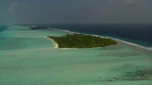 モルディブの島々で海上の無人機からの撮影 美しい海の波 ビーチ 素晴らしい海と島の植生 — ストック動画