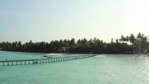 一架无人驾驶飞机在马尔代夫群岛的海面上鸣枪示警岛上美丽的海浪 迷人的大海和植被 — 图库视频影像
