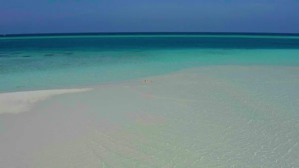 モルディブの島々で海上の無人機からの撮影 美しい海の波 ビーチ 素晴らしい海と島の植生 — ストック写真