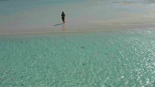Felice Allegra Ragazza Che Salta Sulla Spiaggia Sabbia Acqua Esotiche — Foto Stock
