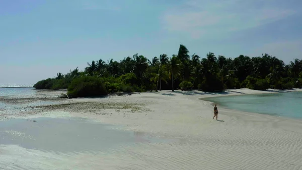 Menina Alegre Feliz Pulando Praia Areia Água Maldivas Tropicais Exóticas — Fotografia de Stock