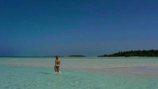 Fröhliches Fröhliches Mädchen Das Einem Sandstrand Auf Den Exotischen Tropischen — Stockfoto
