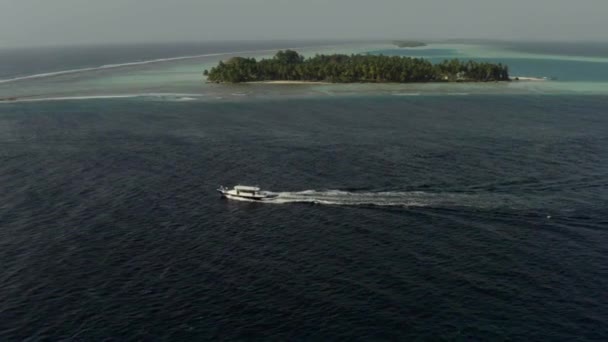 Fotografia Aérea Pequeno Barco Branco Navegando Lentamente Através Oceano Índico — Vídeo de Stock