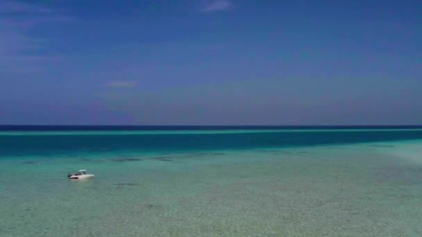 Flygfoto Liten Vit Båt Som Sakta Seglar Över Indiska Oceanen — Stockvideo