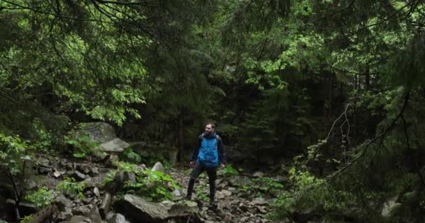 Samotny Podróżnik Plecakiem Niebieską Kurtką Spaceruje Skalistym Terenie Lesie Deszczową — Wideo stockowe