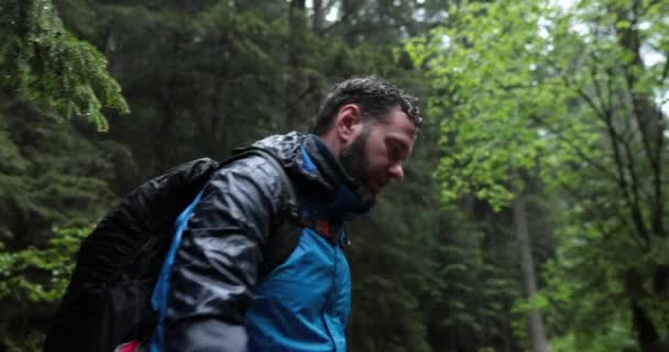 Retrato Perto Jovem Barbudo Feliz Andando Uma Área Montanhosa Livre — Vídeo de Stock