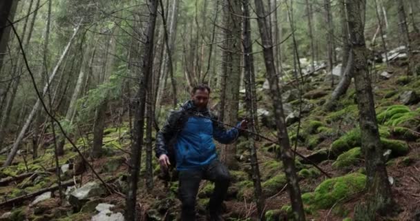 Ein Junger Mann Einer Bergwanderung Mit Einem Rucksack Zwischen Bäumen — Stockvideo