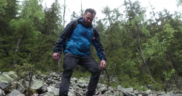 Muž Turista Túře Horském Lese Kráčí Skalnatém Terénu Oblačného Počasí — Stock video