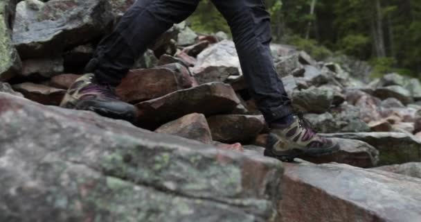 Beine Eines Reisenden Der Felsigem Gelände Bergauf Klettert Alleinreisender Mann — Stockvideo
