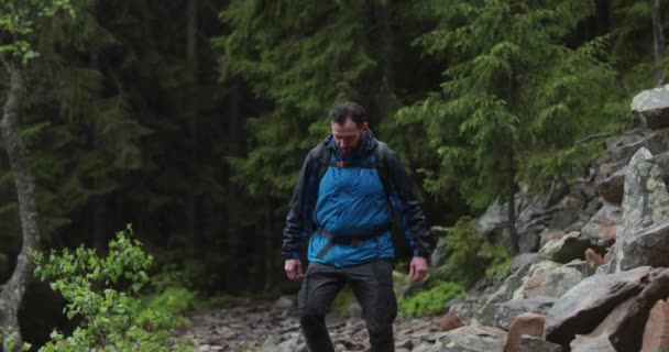 Молодой Человек Идет Одиночестве Скалистой Местности Выходя Леса Концепция Человека — стоковое видео