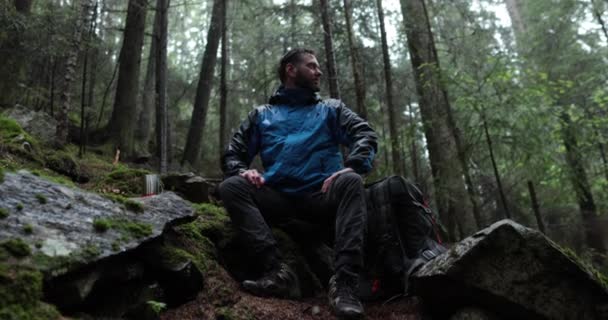 Podróżnik Przygotowuje Herbatę Palniku Gazowym Lesie Deszczową Pogodę Samotny Podróżnik — Wideo stockowe
