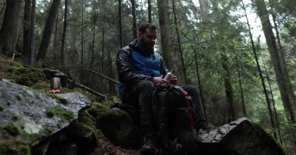 Genç Erkek Gezgin Yağmurlu Bir Havada Ormanda Tek Başına Dolaşırken — Stok video