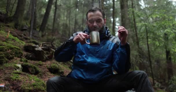 Podróżujący Młody Turysta Cieszący Się Przyrodą Pijący Gorącą Herbatę Siedząc — Wideo stockowe