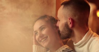 Kafeteryada aşık genç, kaygısız, romantik ve mutlu bir çift. Kafeteryada birbirine aşık romantik bir çiftin öpücüğü, kucaklaşması ve romantizmi. Romantik bir buluşmada, bir kafede öpüşme, sarılma ve romantizm. Romantik bir randevu..