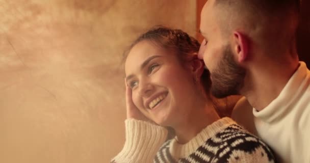 Joven Pareja Feliz Romántica Despreocupada Enamorada Cafetería Besos Abrazos Romance — Vídeos de Stock