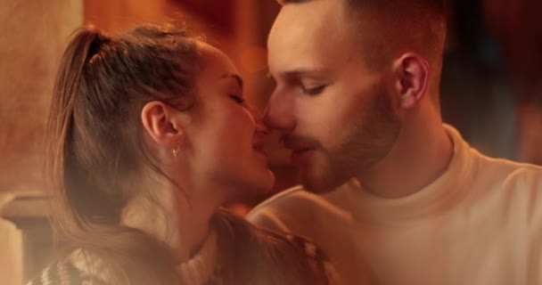 Kafeteryada Aşık Genç Kaygısız Romantik Mutlu Bir Çift Kafeteryada Birbirine — Stok video