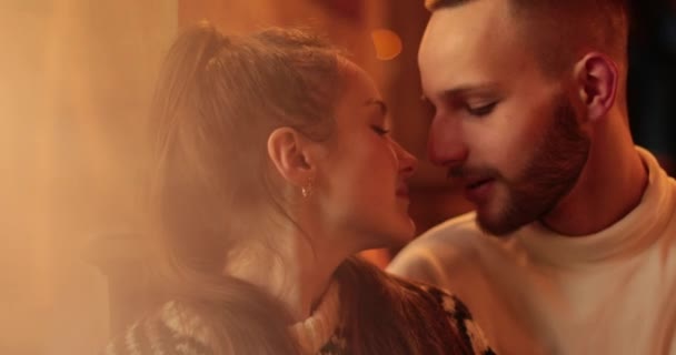 Unga Bekymmerslösa Romantiska Glada Par Förälskade Cafeterian Kyssar Kramar Och — Stockvideo