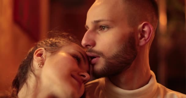 Fiatal Gondtalan Romantikus Boldog Pár Ebédlőben Csók Ölelés Romantika Egy — Stock videók