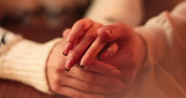 Närbild Händerna Ett Förälskat Par Som Sitter Vid Ett Bord — Stockfoto