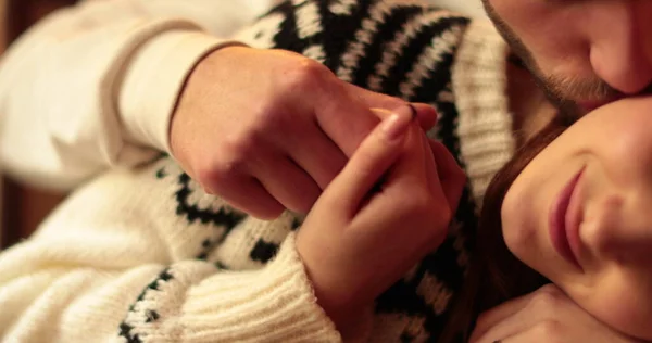 Aşık Genç Bir Çiftin Öpücükleri Kucaklamaları Oğlan Öpmek Için Kıza — Stok fotoğraf
