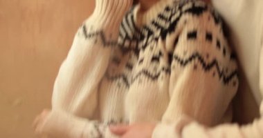 Kafeteryada aşık genç, kaygısız, romantik ve mutlu bir çift. Kafeteryada birbirine aşık romantik bir çiftin öpücüğü, kucaklaşması ve romantizmi. Romantik bir buluşmada, bir kafede öpüşme, sarılma ve romantizm. Romantik bir randevu..