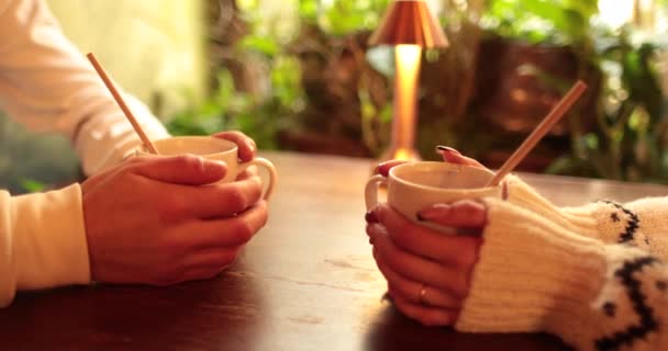 Крупный План Рук Влюбленной Пары Сидящей Столом Кафе Романтическом Свидании — стоковое видео