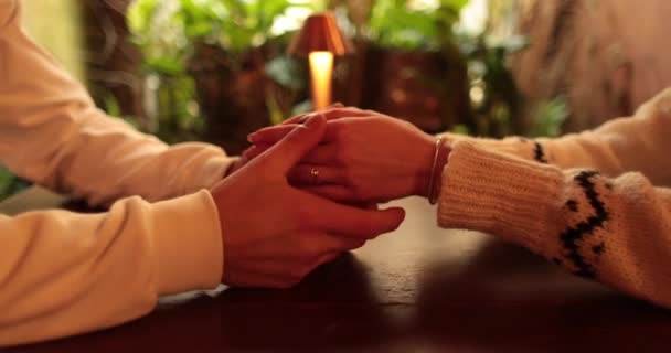 Крупный План Рук Влюбленной Пары Сидящей Столом Кафе Романтическом Свидании — стоковое видео