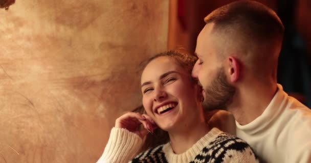 Unga Bekymmerslösa Romantiska Glada Par Förälskade Cafeterian Kyssar Kramar Och — Stockvideo