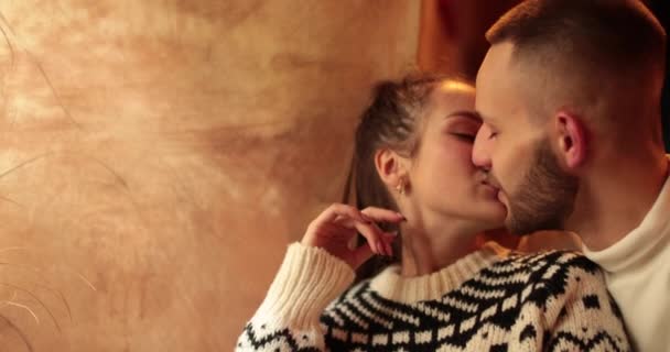 Unge Bekymringsløse Romantiske Lykkelige Par Forelsket Kafeteria Kisses Klemmer Romantikk – stockvideo