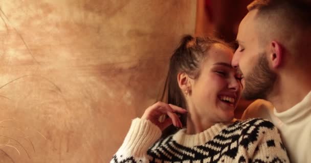Mladý Bezstarostný Romantický Šťastný Pár Zamilovaný Jídelně Líbání Objímání Romantiku — Stock video