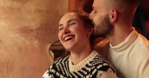 Jong Zorgeloos Romantisch Gelukkig Koppel Verliefd Cafetaria Kusjes Knuffels Romantiek — Stockvideo