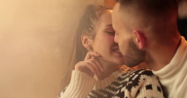 Joven Pareja Feliz Romántica Despreocupada Enamorada Cafetería Besos Abrazos Romance — Vídeo de stock