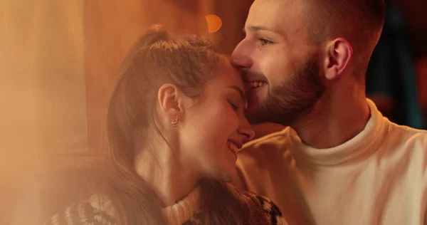 Joven Pareja Feliz Romántica Despreocupada Enamorada Cafetería Besos Abrazos Romance — Foto de Stock