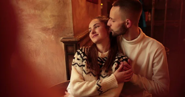 Молодая Беззаботная Романтическая Счастливая Пара Влюбленная Кафетерии Kisses Hugs Romance — стоковое фото