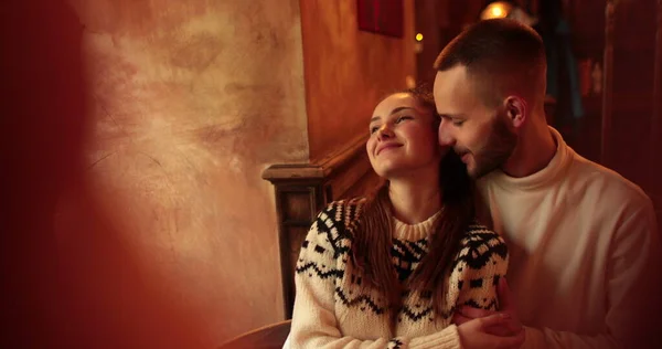 Νεαρό Ανέμελο Ρομαντικό Ζευγάρι Ερωτευμένο Στην Καφετέρια Φιλιά Αγκαλιές Και — Φωτογραφία Αρχείου