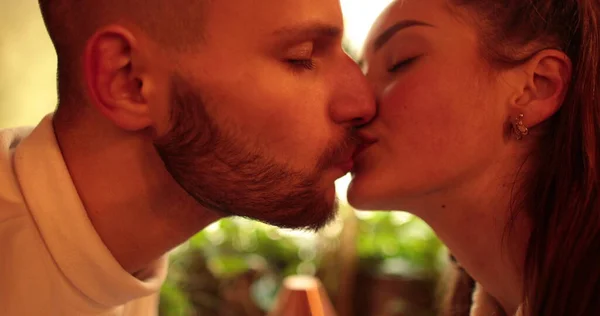 Joven Pareja Feliz Romántica Despreocupada Enamorada Cafetería Besos Abrazos Romance —  Fotos de Stock