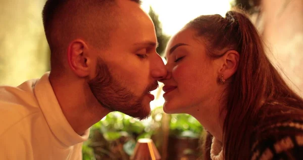 Junges Unbeschwertes Romantisches Liebespaar Der Cafeteria Küsse Umarmungen Und Romantik — Stockfoto