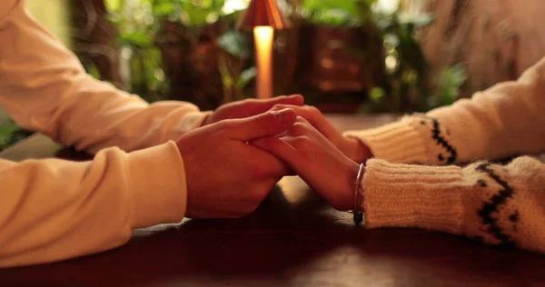 Großaufnahme Der Hände Eines Verliebten Paares Das Bei Einem Romantischen — Stockfoto