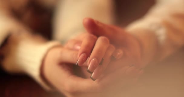 Närbild Händerna Ett Förälskat Par Som Sitter Vid Ett Bord — Stockvideo