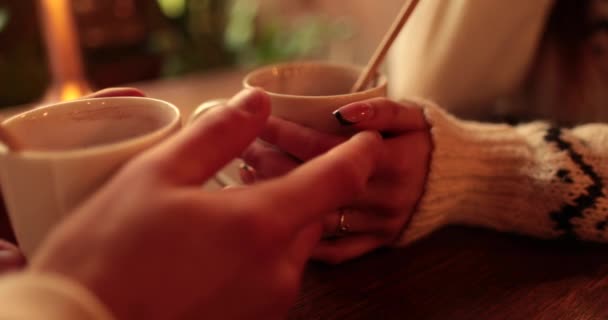 Close Das Mãos Casal Apaixonado Sentado Uma Mesa Café Encontro — Vídeo de Stock