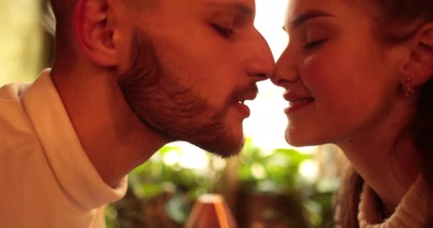 Jong Zorgeloos Romantisch Gelukkig Koppel Verliefd Cafetaria Kusjes Knuffels Romantiek — Stockvideo