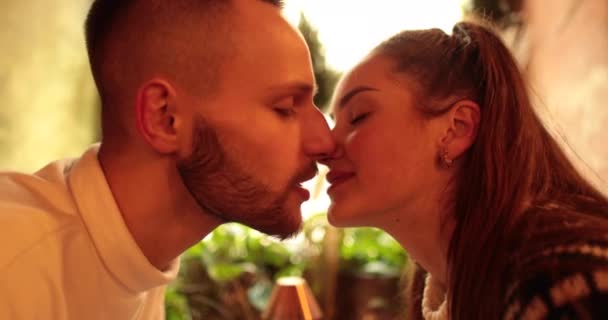 Jovem Casal Feliz Romântico Despreocupado Amor Cafetaria Beijos Abraços Romance — Vídeo de Stock