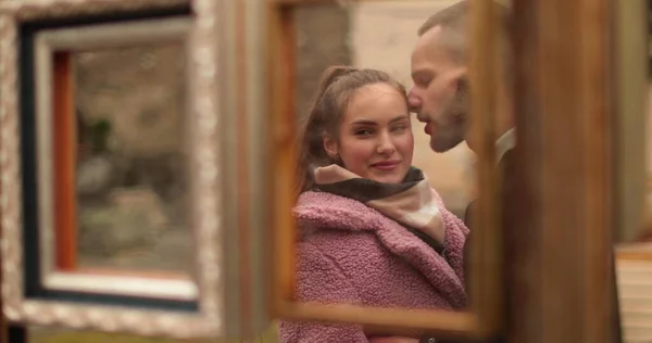 Zrcadlový Odraz Zamilovaného Páru Něžně Objímajícího Když Stojí Venku Podzimního — Stock fotografie