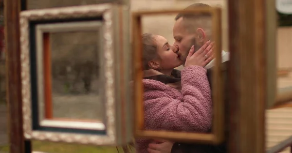 Zrcadlový Odraz Zamilovaného Páru Něžně Objímajícího Když Stojí Venku Podzimního — Stock fotografie