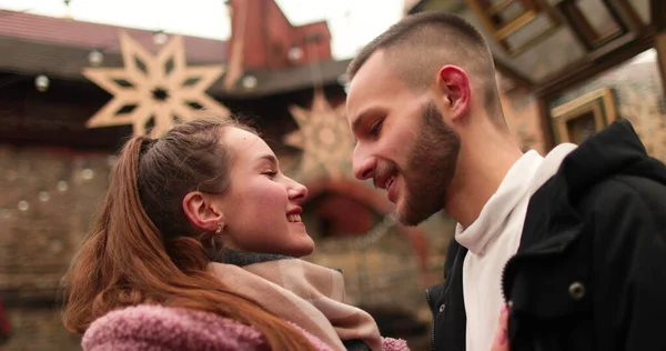 Κοντινό Πλάνο Πρόσωπα Ενός Ερωτευμένου Ζευγαριού Φιλιούνται Και Αγκαλιάζονται Στο — Φωτογραφία Αρχείου