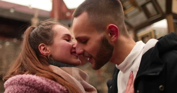 Κοντινό Πλάνο Πρόσωπα Ενός Ερωτευμένου Ζευγαριού Φιλιούνται Και Αγκαλιάζονται Στο — Φωτογραφία Αρχείου