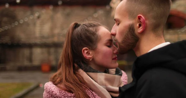 在一个阴郁的秋日 一对恋爱中的年轻夫妇在街上亲吻拥抱的脸的特写 — 图库照片